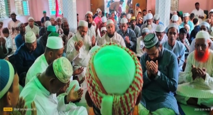 দোয়া মাহফিলে মুসল্লিদের একাংশ।
